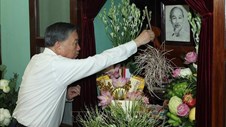 Tổng Bí thư, Chủ tịch nước Tô Lâm dâng hương tưởng nhớ Chủ tịch Hồ Chí Minh 