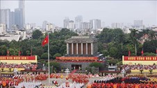Phải hướng về nhân dân, lấy giá trị lịch sử, chính trị, văn hóa, giáo dục làm trọng tâm