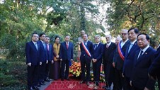 Tổng Bí thư, Chủ tịch nước Tô Lâm dâng hoa tại Tượng Chủ tịch Hồ Chí Minh ở TP Montreuil (Pháp)