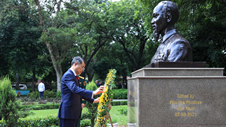 Thủ tướng Lê Minh Hưng dâng hoa tại tượng Chủ tịch Hồ Chí Minh tại New Delhi