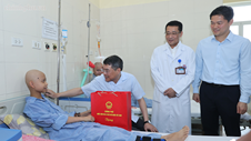 Thủ tướng trao quà của Tổng Bí thư, Chủ tịch nước Tô Lâm tặng các bệnh nhi ung thư