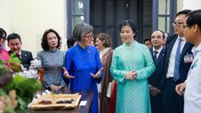 Phu nhân Tổng Bí thư, Chủ tịch nước Tô Lâm và phu nhân Tổng thống Thụy Sĩ thăm Trường Đại học Dược Hà Nội, tìm hiểu thảo dược của Việt Nam