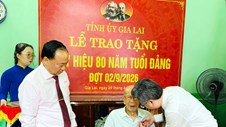 Trao Huy hiệu 80 năm tuổi Đảng cho hai đảng viên lão thành tại Gia Lai