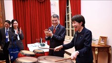 Thủ tướng Nhật Bản đánh trống truyền thống Việt Nam, cam kết nâng tầm quan hệ song phương
