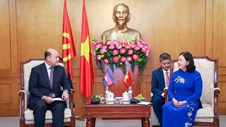 Chủ tịch Ủy ban Trung ương MTTQ Việt Nam Bùi Thị Minh Hoài tiếp Đoàn đại biểu Hội LHTN Campuchia