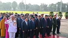 Đoàn đại biểu Quốc hội vào Lăng viếng Chủ tịch Hồ Chí Minh