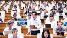 Đề xuất điểm dừng cho shipper, người đi xe máy nghe điện thoại để giảm ùn tắc