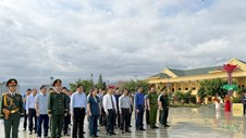 Dâng hương tưởng nhớ Chủ tịch Hồ Chí Minh và các Anh hùng liệt sĩ