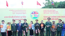 Đại tướng Phan Văn Giang và Đại tướng Khamliang Outhakaysone múa Lamvong, nhảy sạp cùng đồng bào biên giới