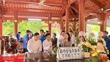 Phó Chủ tịch nước Võ Thị Ánh Xuân dâng hương tưởng niệm các liệt sĩ tại Khu di tích lịch sử quốc gia Truông Bồn