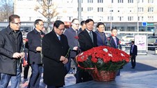 Thủ tướng dâng hoa tại Tượng đài Chủ tịch Hồ Chí Minh và Đài tưởng niệm Liệt sĩ Vô danh ở Moskva
