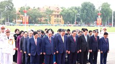 Lãnh đạo Đảng, Nhà nước vào Lăng viếng Chủ tịch Hồ Chí Minh, dâng hương tưởng niệm các Anh hùng liệt sĩ 