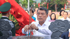 Thủ tướng dâng hương tưởng niệm các Anh hùng liệt sĩ tại Lạng Sơn