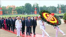 Ban Chấp hành Trung ương Đảng vào Lăng viếng Chủ tịch Hồ Chí Minh