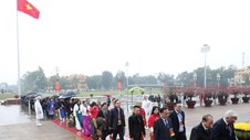 Đoàn kiều bào tiêu biểu vào Lăng viếng Chủ tịch Hồ Chí Minh, đặt vòng hoa tưởng niệm các Anh hùng liệt sĩ