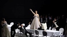 Chiếc đèn chùm “khổng lồ” và bí mật phía sau vở opera “La Traviata” tại Việt Nam