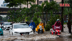 Hà Nội: Mưa lớn gây ngập nhiều tuyến phố, các trạm bơm vận hành hết công suất