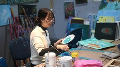 Triển lãm “Gò má em – Mảnh khói tàn”- Tiếng nói nghệ thuật của thế hệ trẻ về áp lực thành tích