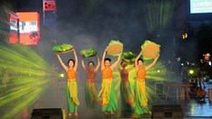 Biểu diễn nghệ thuật dân tộc và đương đại trên phố đi bộ Nguyễn Huệ