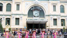 TP.HCM: Giai điệu dân tộc rộn rã “níu chân” du khách cuối tuần