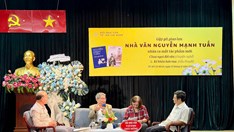 Nhà văn Nguyễn Mạnh Tuấn bán sách ủng hộ đồng bào vùng lũ