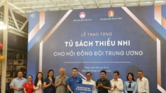 Trao tặng tủ sách thiếu nhi cho Hội đồng Đội Trung ương