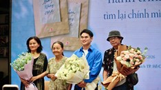 Ra mắt tự truyện chữa lành “Bám váy mẹ”