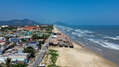 Vịnh đẹp thế giới ở Huế bị “bôi bẩn” không gian biển
