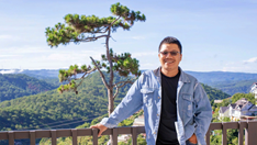 Chân đi, ngòi bút ghi, tấm lòng viết...