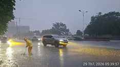 Hà Nội: Mưa diện rộng, nước “tràn nhẹ” lên mặt đường 