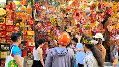  Rực rỡ sắc màu trăng Rằm trên phố Hàng Mã