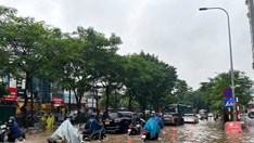  Vì sao nhiều nơi ở Hà Nội ngập sâu trong cơn mưa sáng nay?