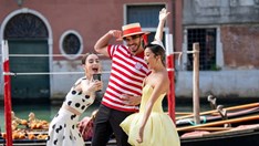 Khi Emily Cooper không còn lạc lối ở Paris