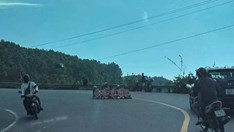 Xác minh hình ảnh nhóm phụ nữ ngồi giữa đường đèo Hải Vân chụp ảnh