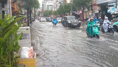 Triều cường còn lên cao ngày 11-12.10: Những khung giờ cần chú ý khi ra đường
