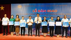 TP.HCM trang bị hơn 10.600 bản sách lý luận chính trị, giáo dục truyền thống đến cơ sở