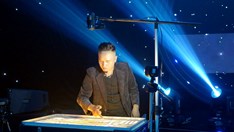 Nghệ sĩ tranh cát Nguyễn Tiến xúc động trong đêm nghệ thuật tôn vinh nhạc sĩ Lư Nhất Vũ, nhà thơ Lê Giang