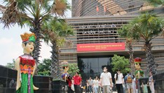 Khán giả kín Rạp Xiếc và Biểu diễn đa năng Phú Thọ trong suất diễn đầu tiên sáng 30.4
