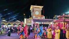  Tuồng cổ bước ra phố thị