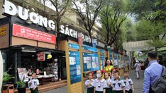 Khách đến tăng cao, mua sách sụt giảm