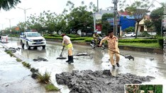 Chở đất làm rơi vãi trên tỉnh lộ, tài xế bị lập biên bản