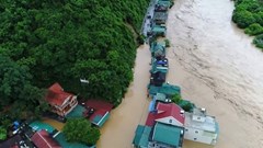 Bản làng chìm trong biển nước