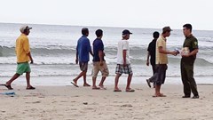 VỤ “HAI HỌC SINH BỊ SÓNG CUỐN MẤT TÍCH KHI TẮM BIỂN Ở HUẾ”: Vẫn tiếp tục huy động lực lượng tìm kiếm