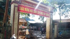 Bùn đất vẫn phủ nền trường