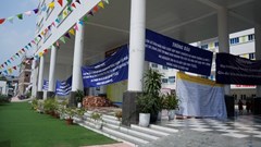 Một trường học của Hà Nội bị đổ đầy cát, gạch và chăng đầy băng rôn