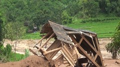 Tiếp tế khẩn 32.000 lít xăng dầu từ Hải Phòng qua Lào cho vùng lũ Mường Lát