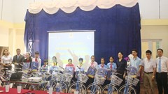 Trao học bổng cho học sinh có hoàn cảnh khó khăn