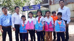 Kiên Giang đảm bảo an toàn cho học sinh đến trường trong mùa lũ