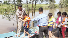 Kiên Giang đảm bảo an toàn cho học sinh đến trường trong mùa lũ