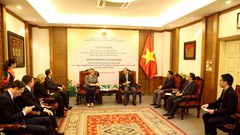 Trao kỉ niệm chương Vì sự nghiệp VHTTDL cho Giám đốc Trung tâm Khoa học và văn hóa Nga tại Hà Nội